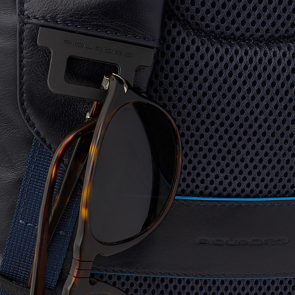 La collezione Blue Square è realizzata in vitello con conciatura minerale. Il sistema tradizionale di concia mantiene inalterata la bellezza della pelle negli anni. I bordi a taglio vivo, dipinti a mano in azzurro, vivacizzano il carattere business della collezione e rappresentano un elemento distintivo di grande riconoscibilità.